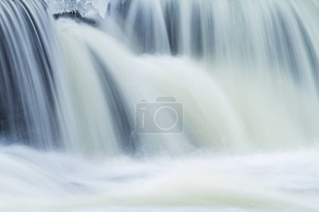 Téléchargez les photos : Paysage hivernal de la cascade de la rivière Rabbit encadrée par la glace et capturée avec flou, Michigan, États-Unis - en image libre de droit