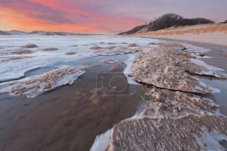Téléchargez les photos : Rive d'hiver gelée du lac Michigan au crépuscule, Saugatuck Dunes State Park, Michigan, États-Unis - en image libre de droit