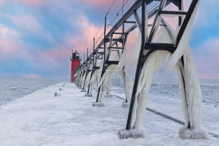 Téléchargez les photos : Paysage hivernal du phare de South Haven, Michigan, jetée et passerelle recouverts de glace, lac Michigan, États-Unis - en image libre de droit