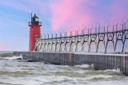 Téléchargez les photos : Paysage hivernal du phare de South Haven, Michigan, jetée et passerelle recouverts de glace, lac Michigan, États-Unis - en image libre de droit
