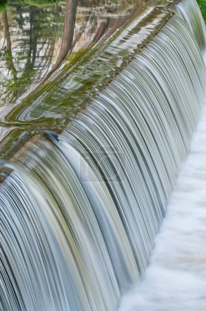 Téléchargez les photos : Paysage de la cascade du ruisseau Portage capturé avec flou et reflets de feuillage printanier en eau calme, Milham Park, Kalamazoo, Michigan, États-Unis - en image libre de droit
