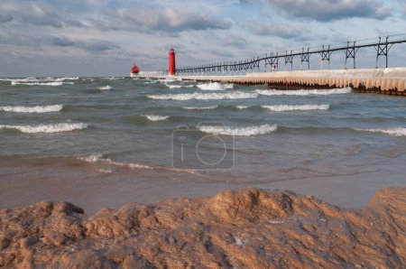 Téléchargez les photos : Paysage hivernal du phare de Grand Haven, jetée et passerelle à l'aube, lac Michigan, Michigan, États-Unis - en image libre de droit