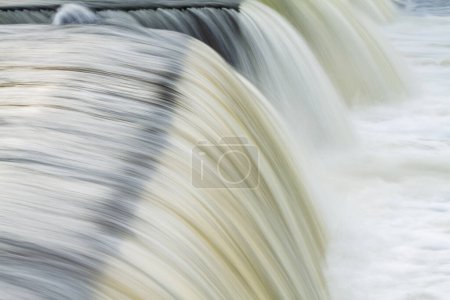 Téléchargez les photos : Paysage capturé avec le flou du mouvement d'une cascade sur la rivière Rabbit, Michigan, États-Unis - en image libre de droit