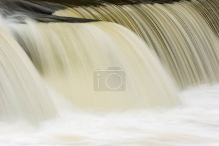 Téléchargez les photos : Paysage capturé avec le mouvement flou d'une cascade sur la rivière Rabbit, Michigan, États-Unis - en image libre de droit