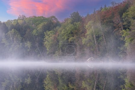 Téléchargez les photos : Paysage printanier brumeux à l'aube du lac Pete avec des reflets miroirs en eau calme, forêt nationale de Hiawatha, péninsule supérieure du Michigan, États-Unis - en image libre de droit