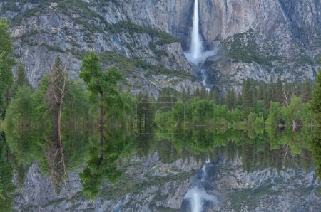 Foto de Paisaje primaveral de Yosemite Falls capturado con desenfoque de movimiento y con reflejos en el río Merced inundado, Parque Nacional Yosemite, California, EE.UU. - Imagen libre de derechos