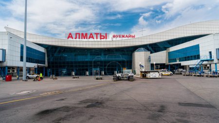 Téléchargez les photos : Almaty, Kazakhstan, 18 juin 2023 - Fly Arystan airline Park à l'aéroport international d'Almaty Kazakhstan - en image libre de droit