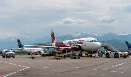 Téléchargez les photos : Almaty, Kazakhstan, 18 juin 2023 - Fly Arystan airline Park à l'aéroport international d'Almaty Kazakhstan - en image libre de droit