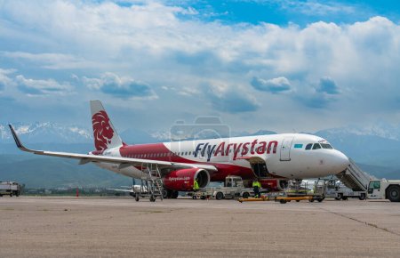 Foto de Almaty, Kazajstán, 18 de junio de 2023 - Fly Arystan Airlines Park en el Aeropuerto Internacional de Almaty Kazajstán - Imagen libre de derechos