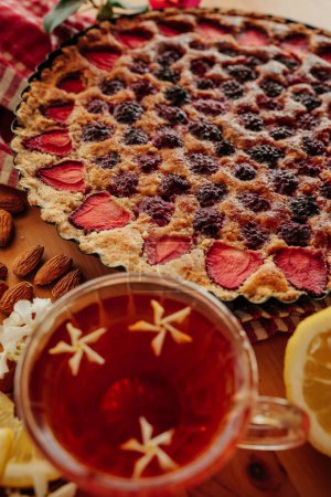 Puesta plana de mora casera y tarta de fresa con crema de Frangipane en la mesa 