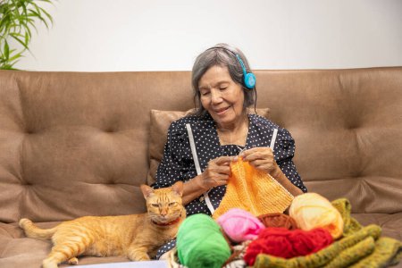 Foto de Music and Knitting therapy in dementia treatment on elderly woman. - Imagen libre de derechos