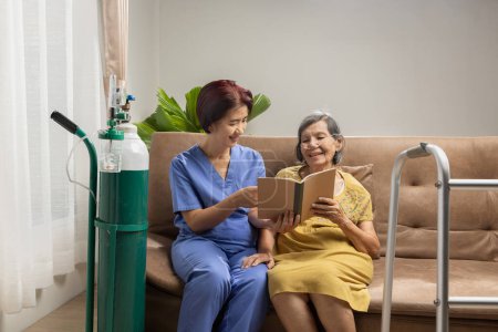 Cuidador takecare mujer anciana mientras usa cánula nasal de oxígeno en casa.