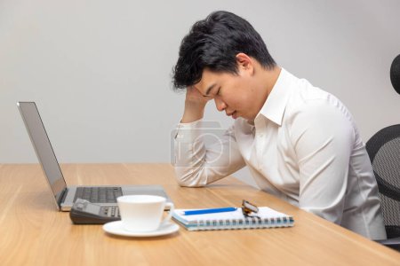 Téléchargez les photos : Man with narcolepsy is fall asleep on office desk - en image libre de droit