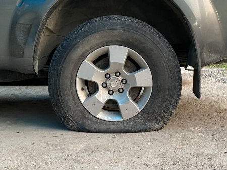 Téléchargez les photos : Ramasser camion gros pneu dans la rue. - en image libre de droit