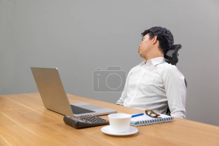 Téléchargez les photos : Man with narcolepsy is fall asleep on office desk - en image libre de droit