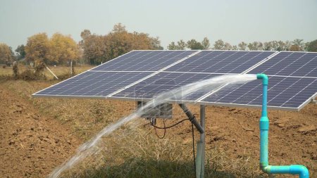 Foto de Panel solar para bomba de agua subterránea en campo agrícola durante sequía por fenómeno El Niño. - Imagen libre de derechos