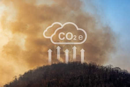 Téléchargez les photos : Changement climatique, Les feux de forêt tropicaux rejettent des émissions de dioxyde de carbone (CO2) qui contribuent au changement climatique et au réchauffement climatique. - en image libre de droit