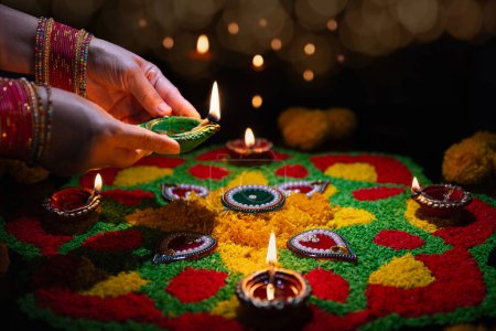Téléchargez les photos : Lampes diya en argile allumées pendant la célébration du diwali, Diwali, ou Deepavali, est la fête la plus grande et la plus importante de l'Inde. - en image libre de droit
