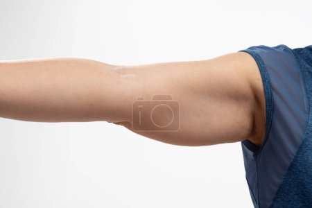 Téléchargez les photos : Le flabbiness et ridé de la peau du bras de la femme âgée - en image libre de droit