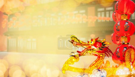 El Dragón y las linternas rojas decoradas en el festival de año nuevo chino en la zona de Chinatown.