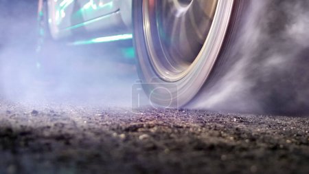 Foto de EV Drag coche de carreras está quemando neumáticos en la línea de inicio. - Imagen libre de derechos