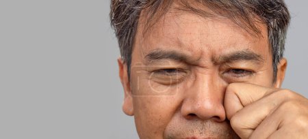 Hombre mayor tensión ocular después de largos estiramientos en la computadora o pantallas digitales.