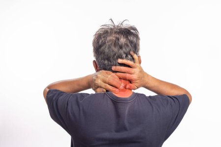 Douleur au cou chez l'homme âgé à cause de la spondylose cervicale.