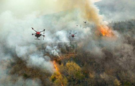 Feuerwehr-Drohnen sprühen Chemikalien zur Kontrolle von Flächenbränden.