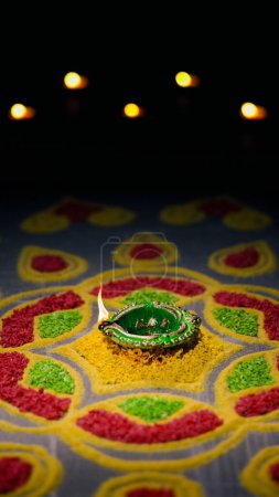 Lámparas de arcilla diya encendidas durante la celebración de diwali, Diwali, o Deepavali, es la fiesta más grande e importante de la India.