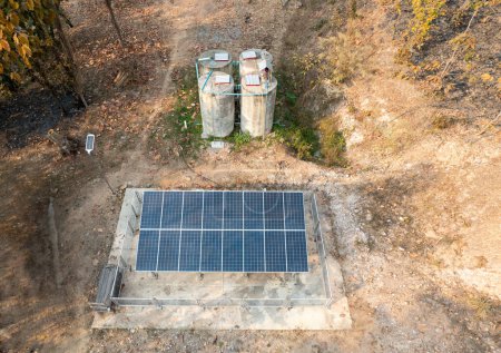 Panneau solaire pour pompe à eau souterraine à stocker au milieu de la sécheresse dans les zones rurales.