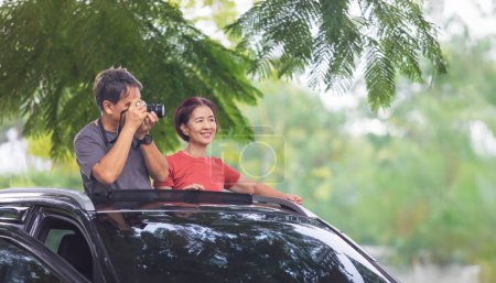 Téléchargez les photos : Couple âgé conduisant voiture Voyage après reired. - en image libre de droit