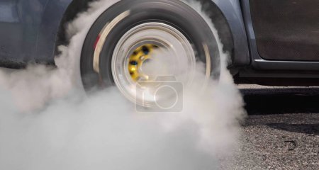 Drag voiture de course pneus brûlant à la ligne de départ sur la piste de course