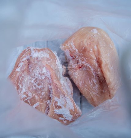 Téléchargez les photos : Viande congelée, filet de poulet dans un sac - en image libre de droit
