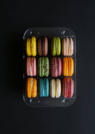 Téléchargez les photos : Tasty colorful macaroons at the black backgruond - en image libre de droit