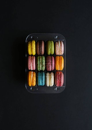 Téléchargez les photos : Tasty colorful macaroons at the black backgruond - en image libre de droit