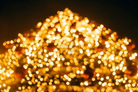 Téléchargez les photos : Arbre du Nouvel An dans la ville de Lisbonne. Lumières de Noël au Portugal. guirlandes éblouissantes orange et jaune, fond flou - en image libre de droit