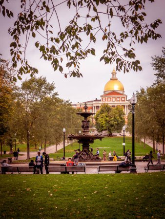 Foto de Vista de la arquitectura de Boston en Massachusetts, EE.UU. mostrando el Boston Public Garden y Boston Commons con sus jardines y un montón de lugareños y turistas disfrutando. - Imagen libre de derechos