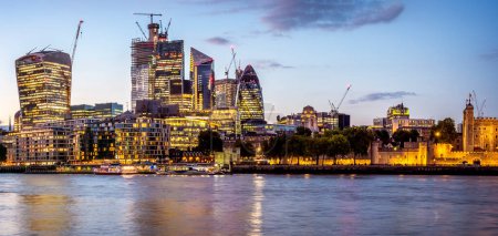 Foto de Panoramic view of London in the UK by the Thames River. - Imagen libre de derechos