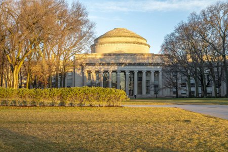Foto de The architecture of the Main Building of the famous Massachusetts Institute of Technology in Cambridge, MA, USA. - Imagen libre de derechos