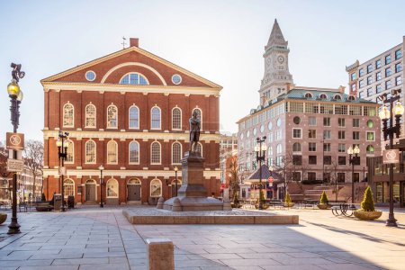 Foto de El emblemático Faneuil Hall en Boston, Massachusetts, USA al amanecer. - Imagen libre de derechos