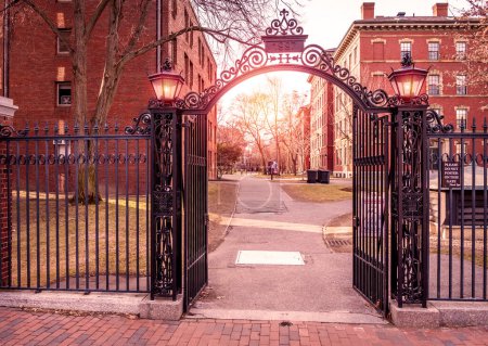Foto de Datils of the historic architecture of the iconic Harvard University in Cambridge, Massachusetts, EE.UU.. - Imagen libre de derechos