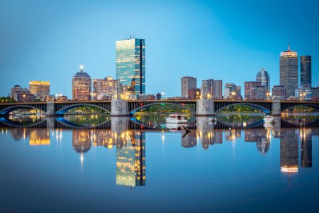 Foto de El Skyline de Boston en Massachusetts, EE.UU. al amanecer con el puente Longfellow y el famoso río Charles. - Imagen libre de derechos