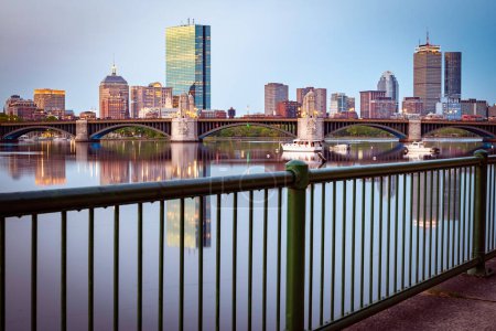 Foto de El Skyline de Boston en Massachusetts, EE.UU. al amanecer con el puente Longfellow y el famoso río Charles. - Imagen libre de derechos