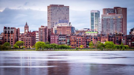 Foto de El horizonte de Boston en Massachusetts, EE.UU. al amanecer mostrando el barrio de Backbay con el río Charles y su mezcla de edificios contemporáneos e históricos. - Imagen libre de derechos