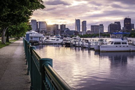 Téléchargez les photos : Boston dans le Massachusetts, États-Unis à Backbay au lever du soleil. - en image libre de droit