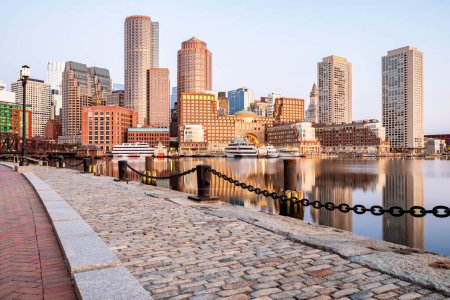 El horizonte de Boston en Seaport con el Puerto de Boston y el Distrito Financiero.
