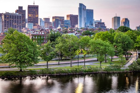 Téléchargez les photos : Boston Backbay quartier dans le Massachusetts, États-Unis au lever du soleil avec son mélange de bâtiments contemporains et historiques. - en image libre de droit