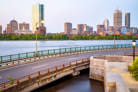 Téléchargez les photos : L'architecture historique de Boston dans le Massachusetts, États-Unis au lever du soleil mettant en valeur le quartier de Backbay et son mélange de bâtiments contemporains et anciens. - en image libre de droit