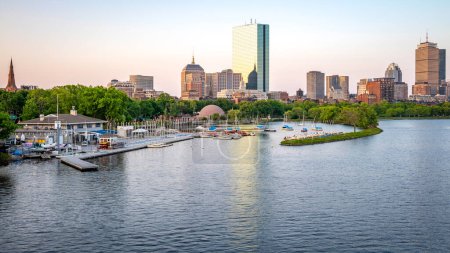 Téléchargez les photos : Le quartier Backbay de Boston dans le Massachusetts, États-Unis au lever du soleil. Skyline emblématique de Boston avec la rivière Charles et les deux plus hauts bâtiments de la ville. - en image libre de droit