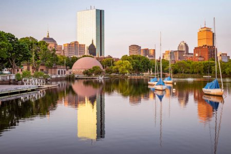 Téléchargez les photos : Vue de l'architecture de Boston dans le Massachusetts, États-Unis à Backbay au lever du soleil. - en image libre de droit